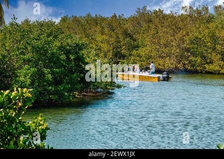 Una barca con i pescatori arriva sul canale al Miami-Dade Homestead Park e Herbert Hoover Marina nel sud della Florida. Foto Stock