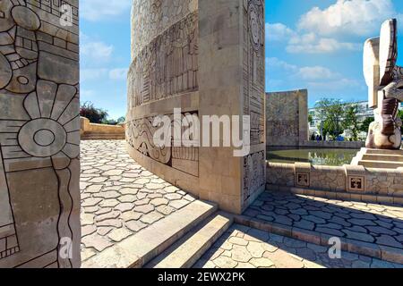 Merida, Messico - 11 febbraio 2020: Merida, un iconico Monumento alla Patria scolpito da Romulo Rozo, situato nella zona di Paseo de Montejo Foto Stock