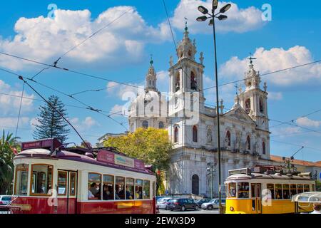 Lisbona, Portogallo-17 maggio 2020: Edifici colorati del centro storico di Lisbona vicino alla storica Piazza Rossio Foto Stock