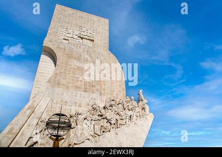 Lisbona, Portogallo - 17 maggio 2020: Monumento delle scoperte (Padrao dos Descobrimentos) sulla riva settentrionale del fiume Tago. Foto Stock