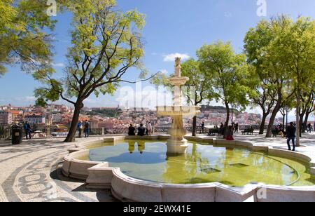 Lisbona, Portogallo-17 maggio 2020: Edifici colorati del centro storico di Lisbona vicino alla storica Piazza Rossio Foto Stock