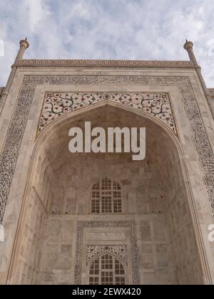 AGRA, INDIA - 26 MARZO 2019: Un primo piano dell'ingresso principale del taj mahal Foto Stock