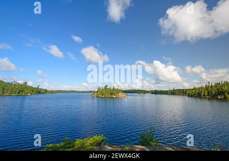 Mattina presto sul lago Saganagons nel Parco Provinciale Quetico Foto Stock