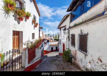 Messico, architettura coloniale panoramica Taxco e stradine acciottolate nel centro storico della città vicino alla chiesa di Santa Prisca. Foto Stock