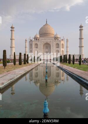 AGRA, INDIA - 26 MARZO 2019: Un colpo di mattina del taj mahal e della piscina di riflessione Foto Stock