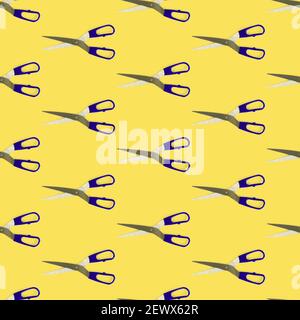 Modello senza cuciture di forbici separate dallo strato piatto giallo. Forbici con manico blu Foto Stock