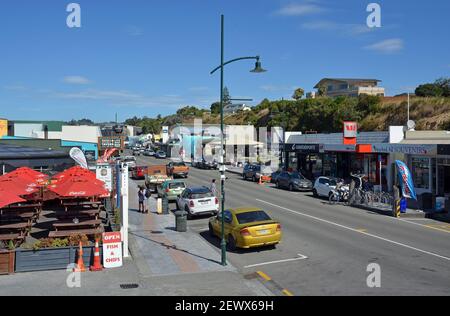 Main Street della città turistica di Kaikoura in un giorno caldo estivo, Isola del Sud, Nuova Zelanda. Foto Stock