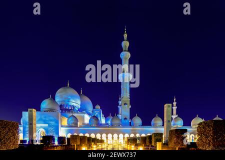 Una fantastica Grande Moschea Sheikh Zayed di notte ad Abu Dhabi, Emirati Arabi Uniti Foto Stock
