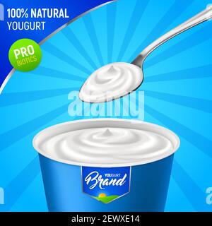 Sfondo pubblicitario realistico yogurt con tazza di plastica di marca di naturale yogurt con cucchiaio e testo modificabile illustrazione vettoriale Illustrazione Vettoriale