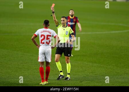 Barcellona, Spagna. 3 marzo 2021. Jose Maria Sanchez (Referee) Calcio : Jose Maria Sanchez mostra una carta rossa a Fernando durante la 'Copa del Rey' spagnola semi finale seconda tappa tra FC Barcelona 3-0 Sevilla FC al Camp Nou di Barcellona, Spagna . Credit: Mutsu Kawamori/AFLO/Alamy Live News Foto Stock