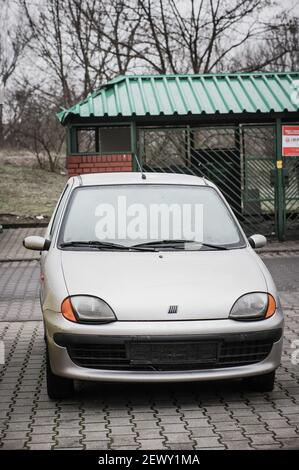 POZNAN, POLONIA - 04 dicembre 2016: Davanti a un'auto Fiat Seicento parcheggiata senza targa su un parcheggio Foto Stock