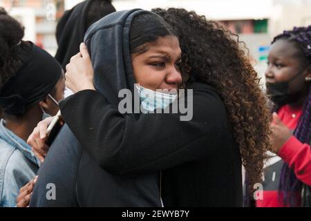 Bondy, Francia. 03 marzo 2021. Una ragazza grida tra le braccia di un'altra persona durante una marcia commemorativa in omaggio ad Aymane, un ragazzo di 15 anni che è stato ucciso in città alla fine del 26 febbraio. Bondy, sobborgo nord-orientale di Parigi, Francia, il 3 marzo 2021. Due fratelli di 17 e 27 anni sono stati accusati e rimandati in custodia il 1 marzo per l'assassinio di Aymane, 15 anni, ucciso il 26 febbraio in un centro di Bondy, dopo un 'dispiuto'. Foto di Julie Sebadelha/ABACAPRESS.COM Credit: Abaca Press/Alamy Live News Foto Stock