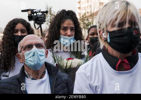 Bondy, Francia. 03 marzo 2021. Un adolescente che tiene rose grida durante una marcia commemorativa in omaggio ad Aymane, un ragazzo di 15 anni che è stato ucciso ucciso nella città alla fine del 26 febbraio. Bondy, sobborgo nord-orientale di Parigi, Francia, il 3 marzo 2021. Due fratelli di 17 e 27 anni sono stati accusati e rimandati in custodia il 1 marzo per l'assassinio di Aymane, 15 anni, ucciso il 26 febbraio in un centro di Bondy, dopo un 'dispiuto'. Foto di Julie Sebadelha/ABACAPRESS.COM Credit: Abaca Press/Alamy Live News Foto Stock