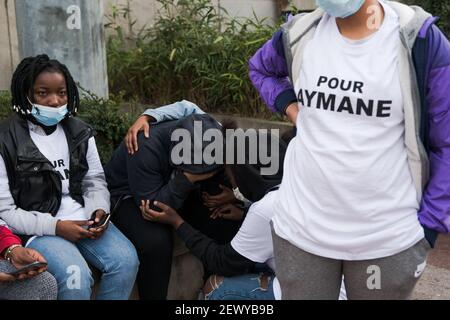 Bondy, Francia. 03 marzo 2021. Una ragazza grida tra le braccia di un'altra persona durante una marcia commemorativa in omaggio ad Aymane, un ragazzo di 15 anni che è stato ucciso in città alla fine del 26 febbraio. Bondy, sobborgo nord-orientale di Parigi, Francia, il 3 marzo 2021. Due fratelli di 17 e 27 anni sono stati accusati e rimandati in custodia il 1 marzo per l'assassinio di Aymane, 15 anni, ucciso il 26 febbraio in un centro di Bondy, dopo un 'dispiuto'. Foto di Julie Sebadelha/ABACAPRESS.COM Credit: Abaca Press/Alamy Live News Foto Stock