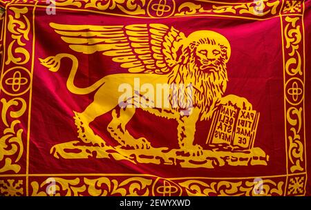 Giallo Maroon San Marco Leone simbolo Veneziano Bandiera Venezia Italia Banner dichiara in inglese Pace essere con te o'Mark qui il tuo corpo sarà res Foto Stock