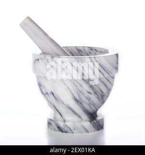 macinacaffè per malta e pestelli su fondo bianco Foto Stock