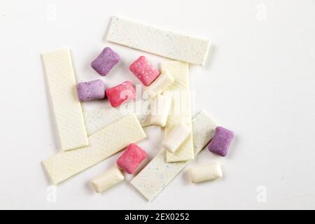 Diverse gengive da masticare isolate su sfondo bianco Foto Stock
