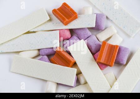 Diverse gengive da masticare isolate su sfondo bianco Foto Stock