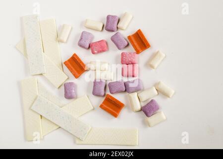 Diverse gengive da masticare isolate su sfondo bianco Foto Stock