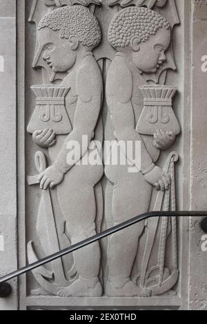 Scultura in pietra di due ragazzi di slave che trasportano sacchi di denaro in banca Martins, Liverpool, Regno Unito Foto Stock
