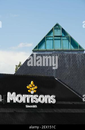 Segno e simbolo sul tetto di un supermercato Morrisons. Foto Stock