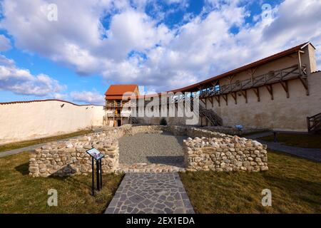 28 febbraio 2021: Immagini della Fortezza Feldioara, comune Feldioara, contea di Brașov, fu costruita nel XIII secolo, essendo la fortezza Feldioara Foto Stock