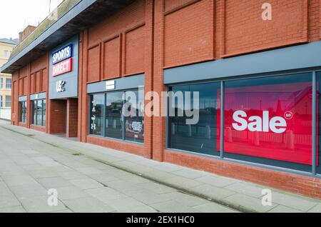 Rhyl, Denbighshire; Regno Unito: 21 febbraio 2021: Il negozio Sports Direct e USC fa parte del centro commerciale White Rose. Visto qui chiuso durante la pandemia Foto Stock