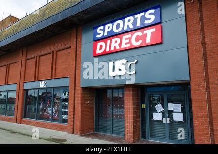 Rhyl, Denbighshire; Regno Unito: 21 febbraio 2021: Il negozio Sports Direct e USC fa parte del centro commerciale White Rose. Visto qui chiuso durante la pandemia Foto Stock