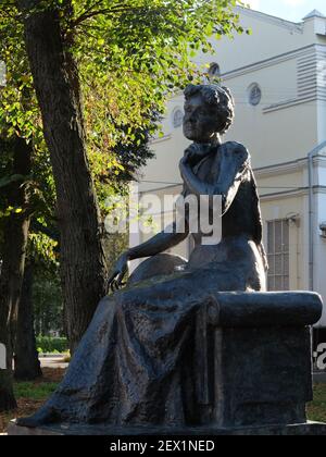 Nizhyn, Ucraina, 20 ottobre 2020. Monumento alla famosa attrice Ucraina Maria Zankovetska nel parco della città. Foto Stock