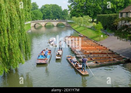 Punzonando sul fiume Cam in direzione del Trinity College Bridge in una giornata primaverile a Cambridge, Inghilterra, Regno Unito Foto Stock