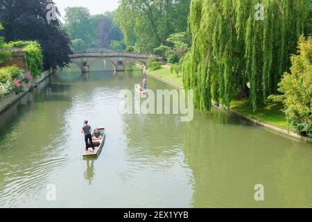Punting sul fiume Cam in una giornata di primavera a Cambridge, Inghilterra, Regno Unito Foto Stock