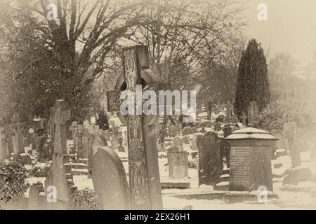 Immagine in bianco e nero di tombe antiche e lapidi nel cimitero di Hampstead, Londra, Regno Unito Foto Stock