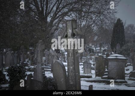 Antiche tombe e lapidi nel cimitero di Hampstead, Londra, Regno Unito Foto Stock
