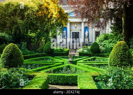 Giardino del Museo Van Loon (costruito C17 per l'artista, Ferdinand Bol ristrutturato nel XIX secolo), architetto: Adriaan Dortsman, giorno d'estate, senza persone, Amsterdam Foto Stock