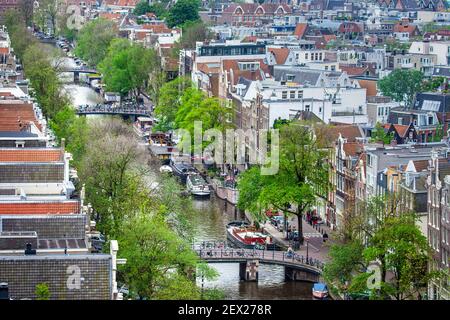 Vista elevata dei ponti sul canale Prinsengracht (ponte Reesluis in primo piano), centro di Amsterdam, Paesi Bassi Foto Stock