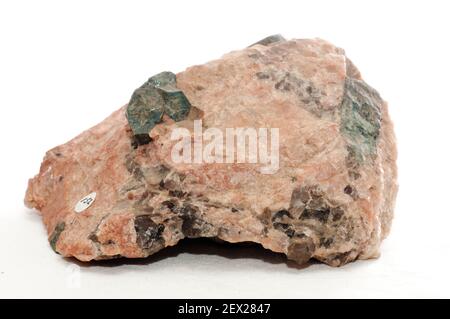 Il berillo verde cristallo campione minerale incorporato in granito Foto Stock