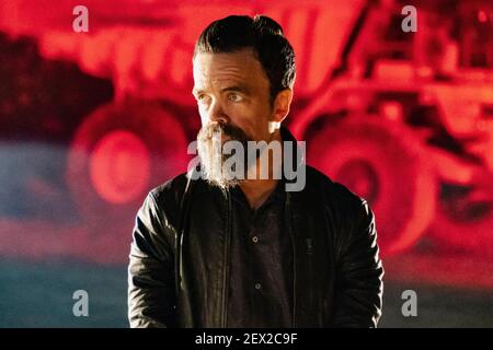 I Care a Lot (2020) diretto da J Blakeson e interpretato da Peter Dinklage come Roman Lunyov, un gangster che scopre che sua madre è stata presa in cura e truffata da un tutore legale accorto. Foto Stock