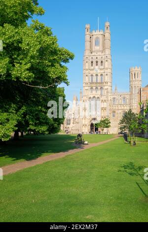 Di fronte ad ovest della Cattedrale di Ely, conosciuta come Chiesa della Cattedrale della Santissima e indivisa Trinità. Anglican Cathedral in East Anglia, Inghilterra, Regno Unito Foto Stock