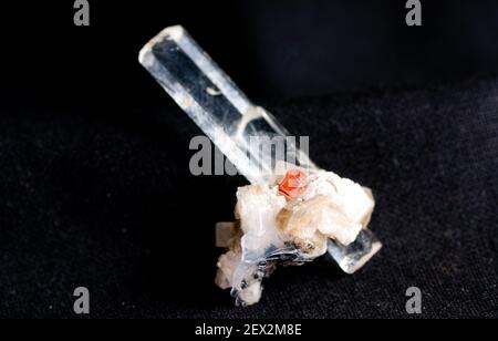 Acquamarina con un berillo rosso, zaffiro o cristallo di rubino e quarzo Foto Stock