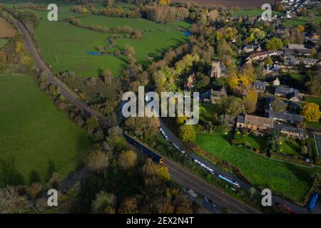 Lower Heyford Village, canale e ferrovia dall'alto nella Cherwell Valley, Oxfordshire Foto Stock