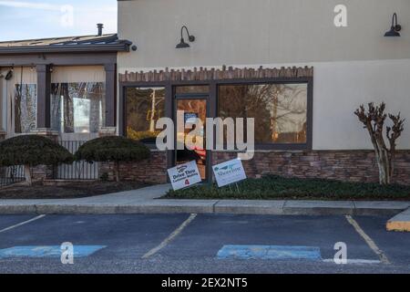 Augusta, GA USA - 01 30 21: Monterey Mexican Restaurant cartelli per il drive thru durante la pandemia del covid-19 Foto Stock