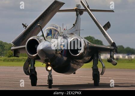 Royal Air Force Hawker Siddeley Buccaneer Aircraft con ali ripiegate In 16 colori del sole, Bruntingthorpe, Regno Unito Foto Stock