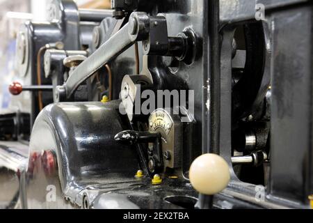 Macchina per stampa e fustellatura a cilindro Heidelberg, con angolazione diversa e vicino alle parti. Foto Stock