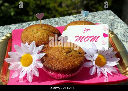 Primo piano di un vassoio di dolci fatti a mano per la festa della mamma con biglietto d'auguri Foto Stock