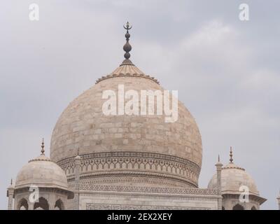 AGRA, INDIA - 26 MARZO 2019: Un primo piano della cupola di marmo del taj mahal Foto Stock