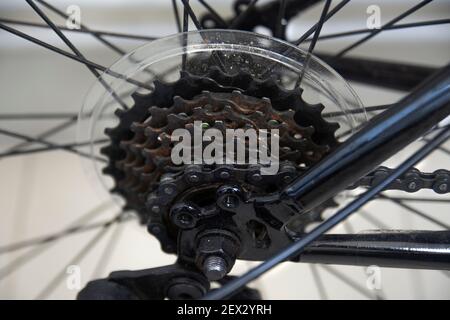 velocità di marcia della bicicletta usurata e arrugginita ma che può essere ancora utilizzata. Foto Stock