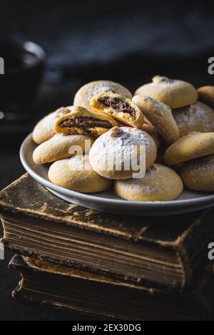 Biscotti con crema di cioccolato. Biscotti dolci su un piatto. Foto Stock