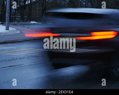 i semafori rossi si avvicinano a un movimento sfocato Foto Stock