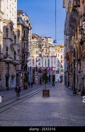 Istanbul, Turchia - 31 gennaio 2021 - Fotografia di strada di persone che camminano nella famosa via dello shopping Istiklal a Beyoglu Foto Stock