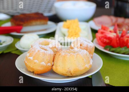 Cibo di Pasqua in Polonia: Torta di lievito allevato chiamato baba o babka. Cucina tradizionale polacca: babka wielkanocna. Foto Stock